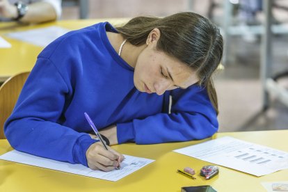 Estudiantes burgaleses realizan la EBAU 2023.