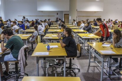 Estudiantes burgaleses realizan la EBAU 2023.