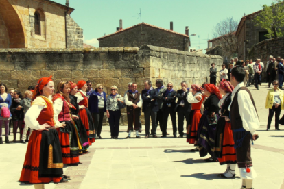 Danzas en la romería de la Muela de Castrillo de la Reina