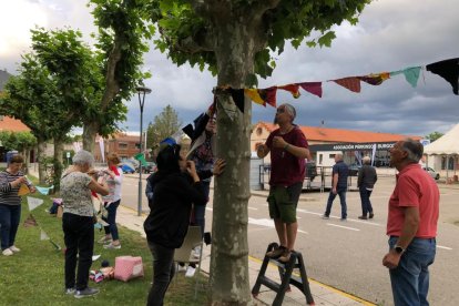 Voluntarios de Párkinson Burgos durante los preparativos del festival '25 Veces Gracias Burgos'.
