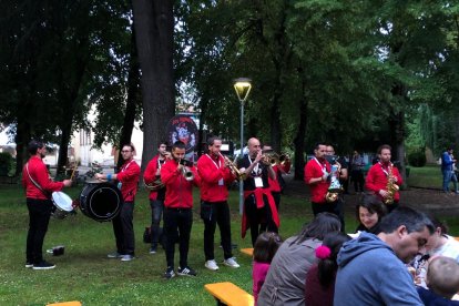 La charanga Los Chones en directo.