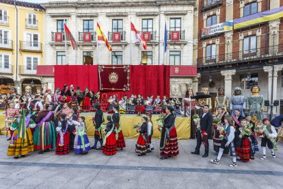 Acto de proclamación de las reinas de las fiestas de San Pedro y San Pablo.