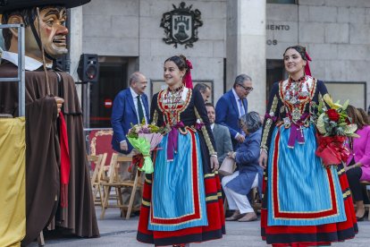 Acto de proclamación de las reinas de las fiestas de San Pedro y San Pablo.