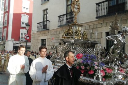 La carroza de plata con la Custodia.
