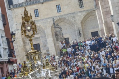 La procesión salió de la Catedral bajo amenaza de lluvia, pero con la presencia de multitud de fieles