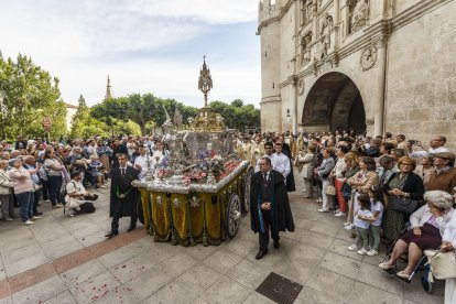 Multitud de fieles aguardaron en el paseo del Espolón al paso de la carroza con la Custodia.