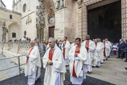 Un grupo de sacerdotes se incorpora a la procesión desde la Seo.