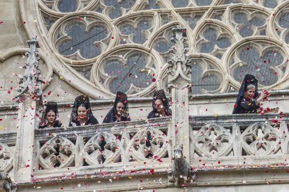 Pétalos de flores desde las alturas de la Catedral en la salida de la procesión.