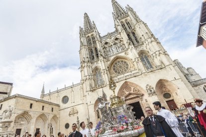 La procesión salió de la Catedral bajo amenaza de lluvia, pero con la presencia de multitud de fieles