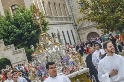 La procesión salió de la Catedral bajo amenaza de lluvia, pero con la presencia de multitud de fieles