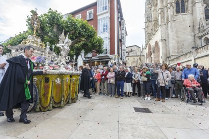 La procesión salió de la Catedral bajo amenaza de lluvia, pero con la presencia de multitud de fieles