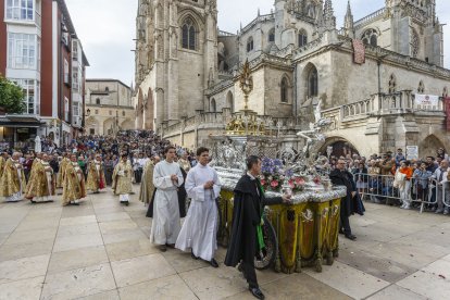 La procesión salió de la Catedral bajo amenaza de lluvia, pero con la presencia de multitud de fieles