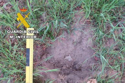 Fue sorprendido hoyando el terreno con una azada y ayudado por dos detectores de metales en un yacimiento arqueológico de La Demanda.