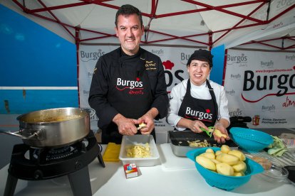 Javier Izquierdo, cocinero del Mesón El Viso, manos a la obra.