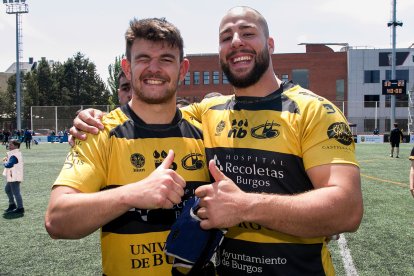 Álex Suárez (der.) celebrando el triunfo contra Cisneros.