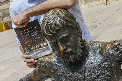 Portada de la nueva novela de Llorente, junto a la escultura del peregrino, obra de Teodoro Antonio Ruiz.
