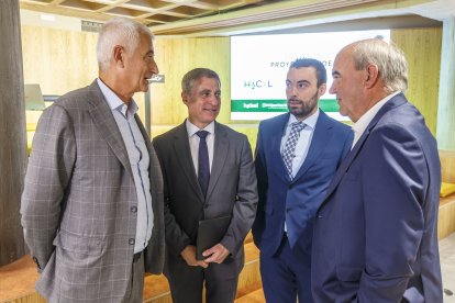 Lepercq, Barbero, Robador y Hernando momentos antes de la reunión de la Asociación Castellano y Leonesa del Hidrógeno.