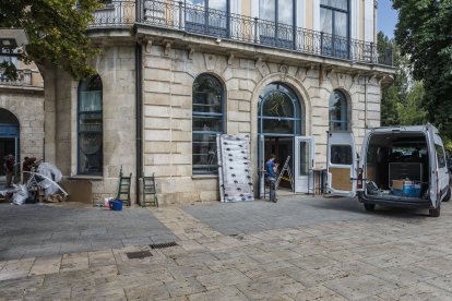 Últimos preparativos para la reapertura de la cafetería Riviera.