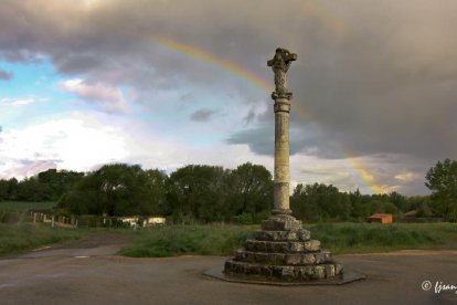 Crucero de Villariezo con un arco iris de fondo