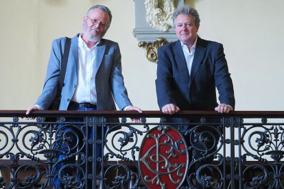 Abella (izq.) y Juan Luis Cano, ganador y finalista del Premio Ateneo - Ciudad de Valladolid de Novela 2023.