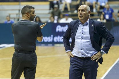 Curro Segura tuvo sus más y sus menos con el trío arbitral durante todo el encuentro.