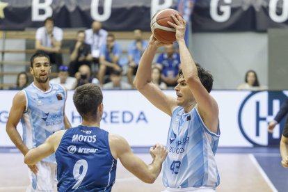 Carlos Suárez aportó su veteranía durante los primeros minutos de juego.