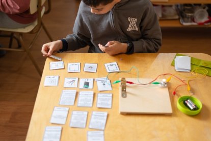 Un niño realiza un actividad en Magea.