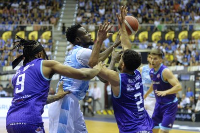 Imagen del partido entre el Hereda San Pablo Burgos y el Zunder Palencia.