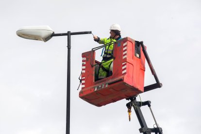 Los feriantes comienzan a montar las barracas.