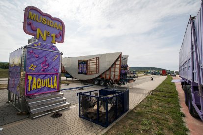 Los feriantes comienzan a montar las barracas.