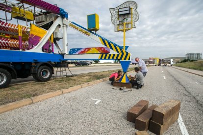 Los feriantes comienzan a montar las barracas.