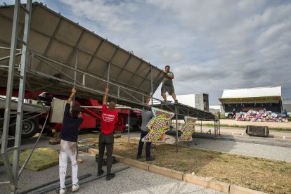Los feriantes comienzan a montar las barracas.