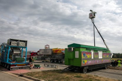 Los feriantes comienzan a montar las barracas.
