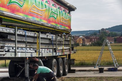 Los feriantes comienzan a montar las barracas.