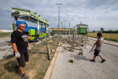Los feriantes comienzan a montar las barracas.