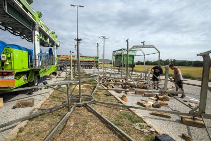 Los feriantes comienzan a montar las barracas.