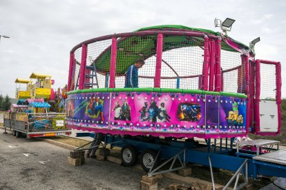 Los feriantes comienzan a montar las barracas.