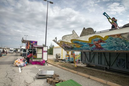 Los feriantes comienzan a montar las barracas.