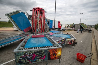 Los feriantes comienzan a montar las barracas.