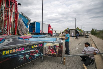 Los feriantes comienzan a montar las barracas.