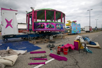 Los feriantes comienzan a montar las barracas.