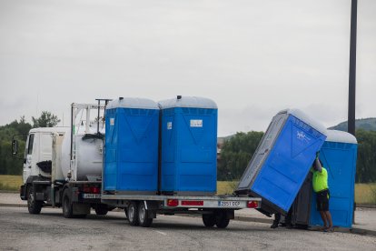 Los feriantes comienzan a montar las barracas.