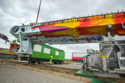 Los feriantes comienzan a montar las barracas.