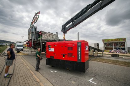 Los feriantes comienzan a montar las barracas.