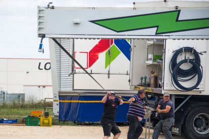 Los feriantes comienzan a montar las barracas.