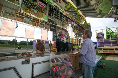 Los feriantes comienzan a montar las barracas.
