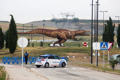 Los feriantes comienzan a montar las barracas.
