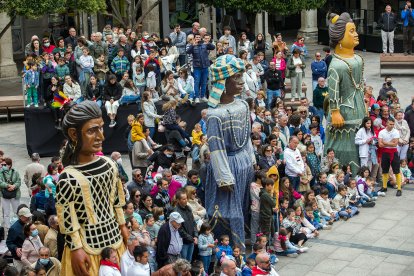 Decenas de familias siguen los bailes de los Gigantillos y Gigantones.