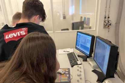 Unos alumnos observan unos datos.