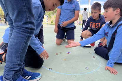 Sumergiéndose en la nostalgia: Un retorno a los años 60 en el Colegio Marista Liceo Castilla